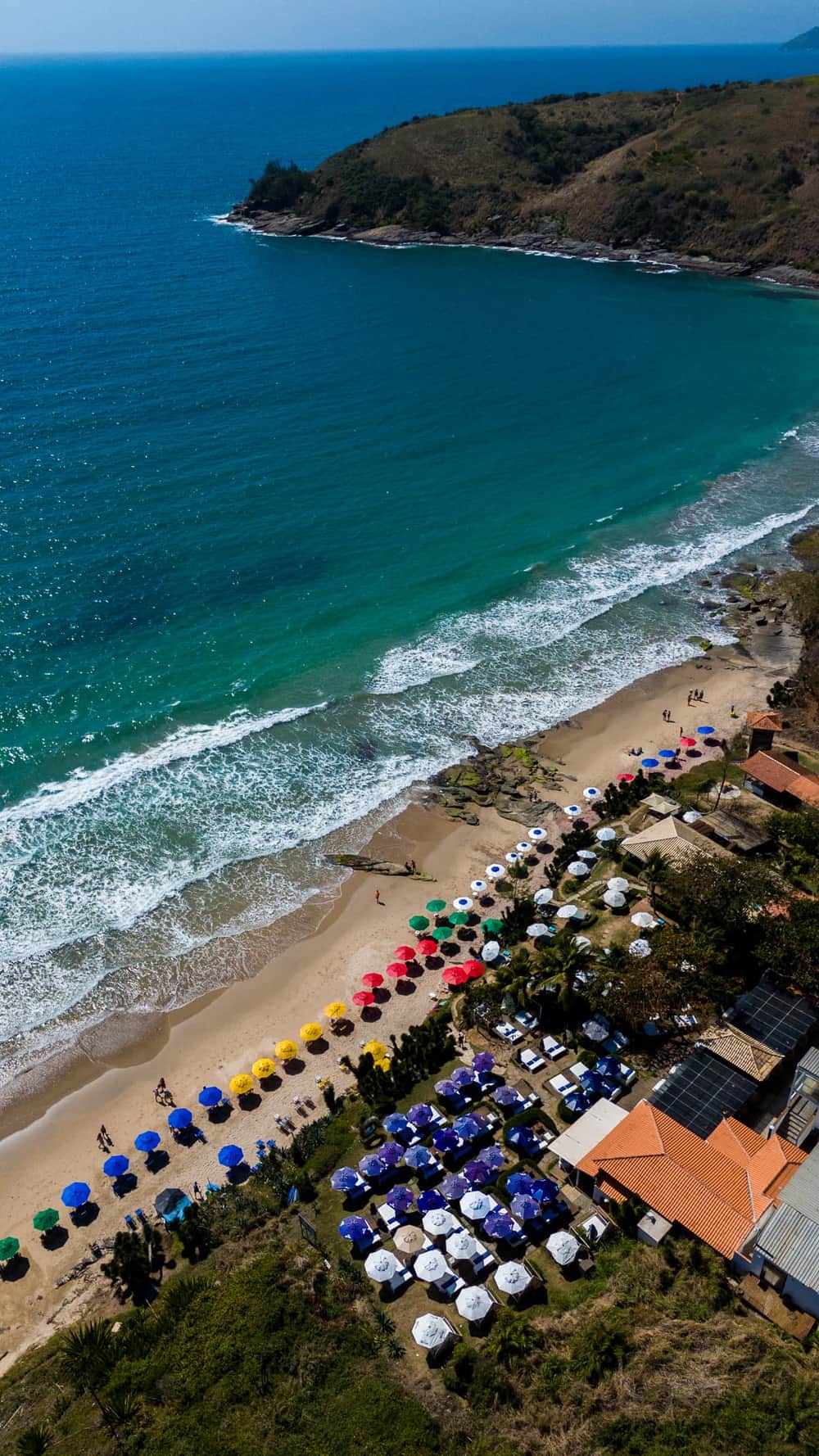 Beach club na Praia Brava, Búzios - vista aérea do Silk Beach Club