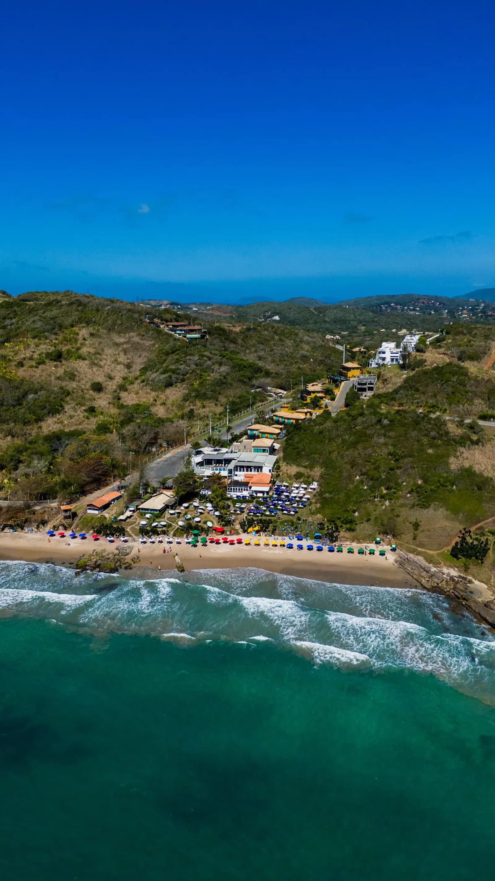 Beach club na Praia Brava, Búzios - vista aérea do Silk Beach Club
