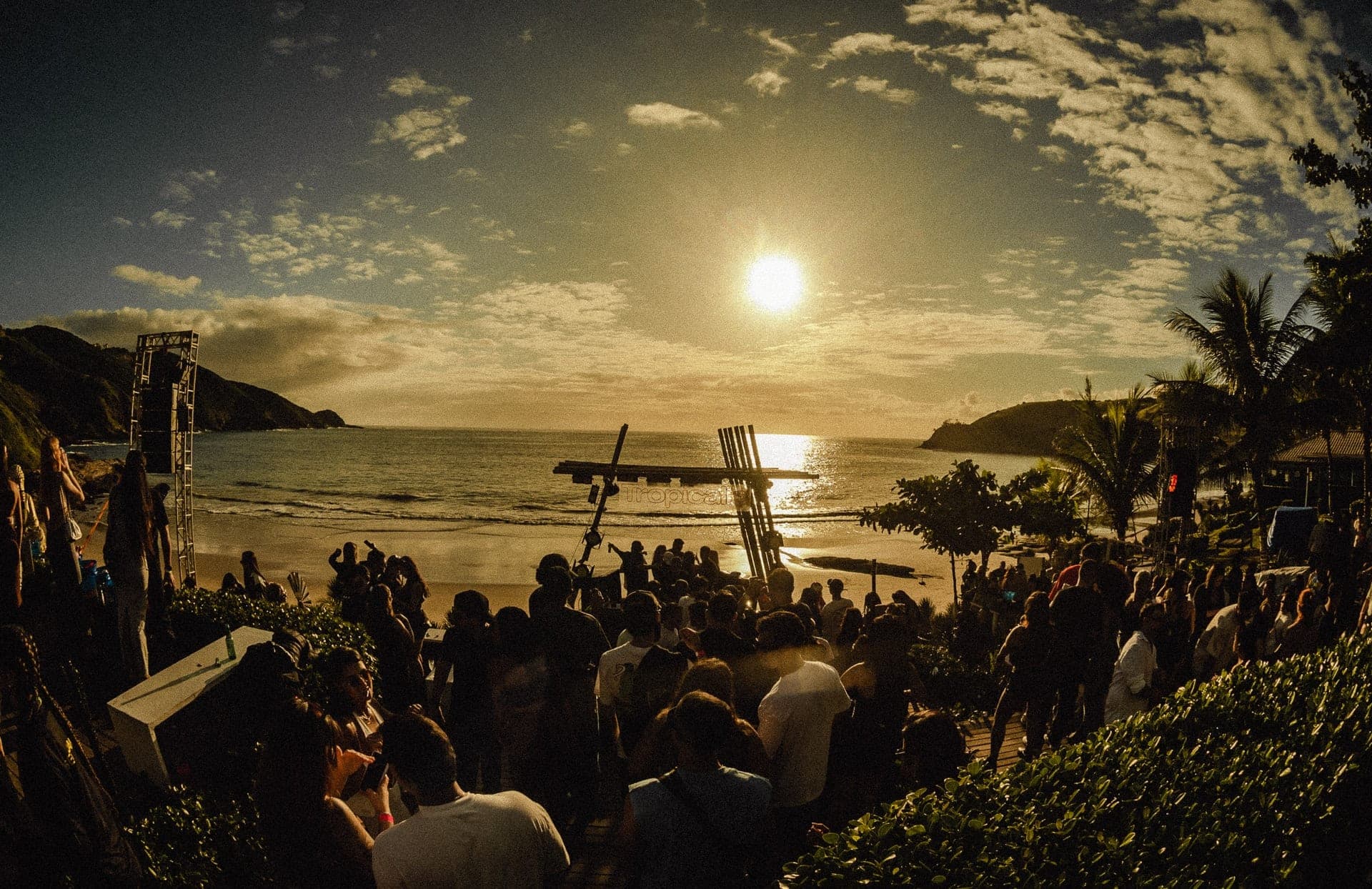 Festa de música eletrônica em Búzios no Silk Beach Club - Tropicalle Sunset
